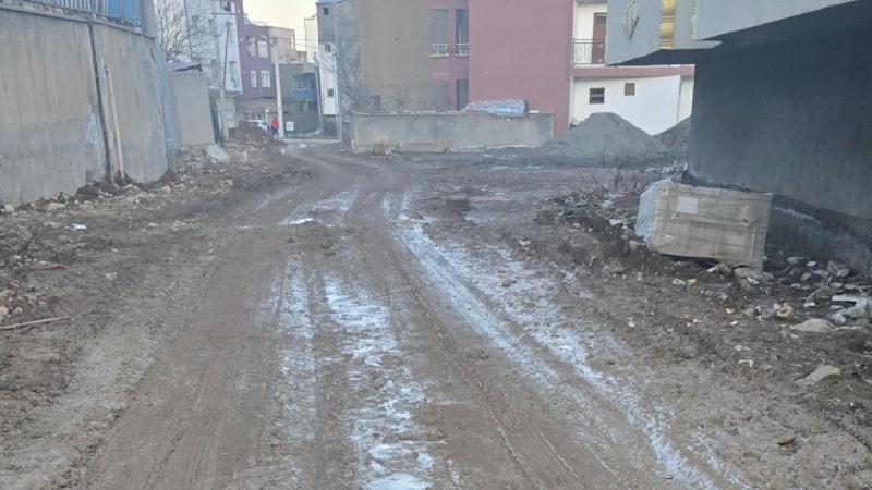 Mardin'de kayyum tarafından yapılan yol DEM Partili belediye tarafından bozuldu