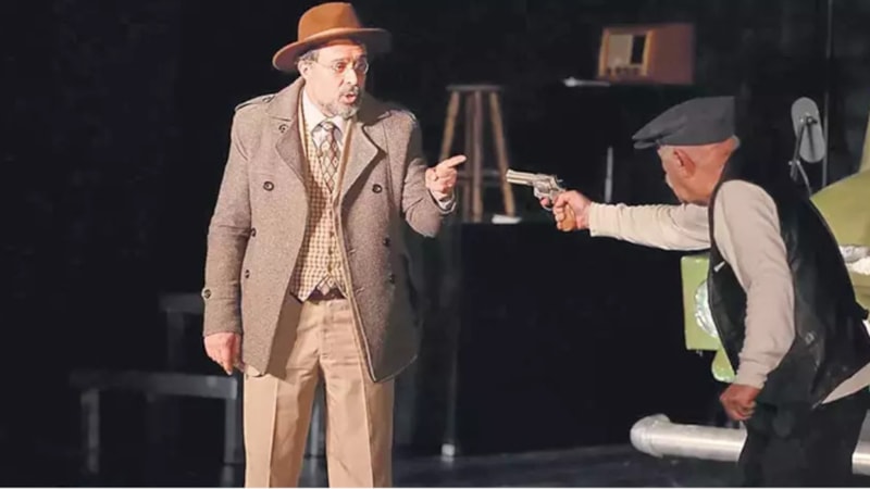 Esrarengiz bir cinayete kurban giden bir yazarı anlatan oyun; Sabahattin: Yol Ötesi