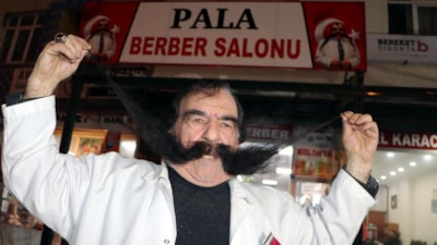 Erzurum'da 60 yıldır bıyıklarını kesmeyen berber