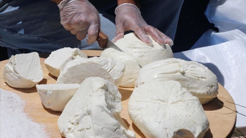 Tulum peyniri diye yedirdiler, bakın içinden neler çıktı...