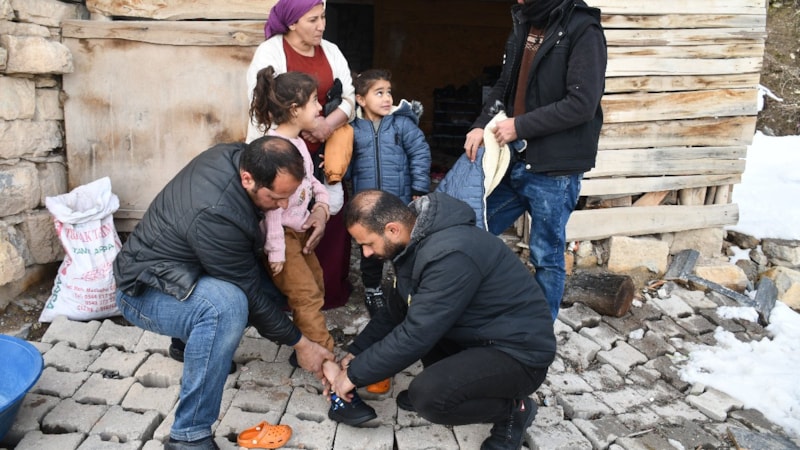 Ankaralı polis memurundan Şırnaklı 300 çocuğa bot ve mont yardımı