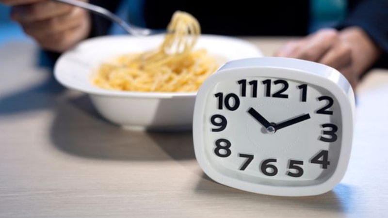 Kimse bilmiyor: Akşam yemeğini bu saate yiyen rahat ediyor! İşte akşam yemeği için en ideal saat...
