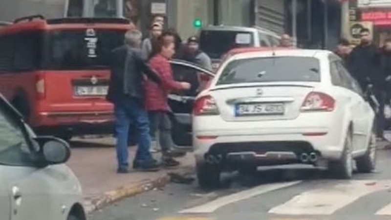 Esenyurt’ta kocasına sinirlenen kadın arabayı çekiçle parçaladı