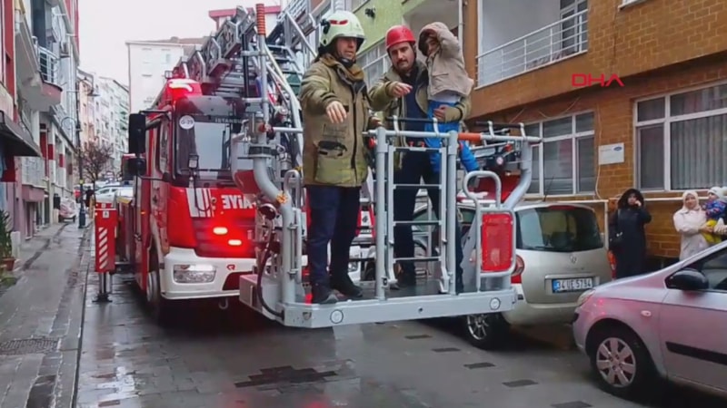 Silivri'de evde mahsur kalan 4 yaşındaki çocuk kurtarıldı