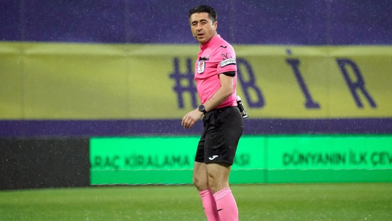 Hakemden dili boğazına kaçan futbolcuya hayati müdahale!