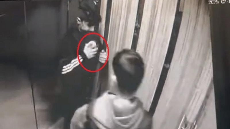 Bursa'da çaldıkları ayakkabıları montlarına sakladılar