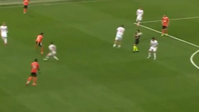 1. Lig'de ilginç anlar! Hakeme çarpan top sonucu gol iptal edildi