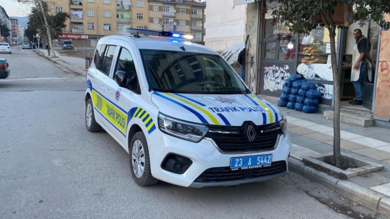 Elazığ'da motosiklete çarpan otomobilin sürücüsü kaçtı: 2 yaralı