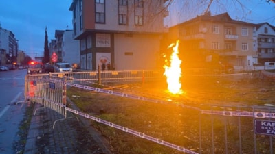 Kocaeli'de yer altından çıkan metan gazı alev aldı