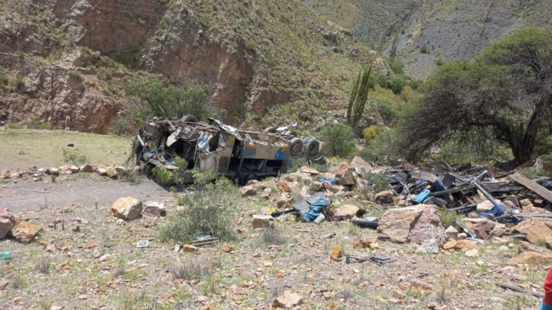 Bolivya'da otobüs uçuruma yuvarlandı: 31 kişi öldü