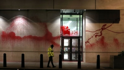 İngiltere'de aktivistler 'Gazze için' BBC'nin binasını kırmızıya boyadı