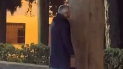 İzmir'de ağaçla sohbet eden vatandaş görüntülendi