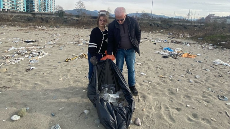 Rize'de torunuyla sahildeki çöpleri topladı