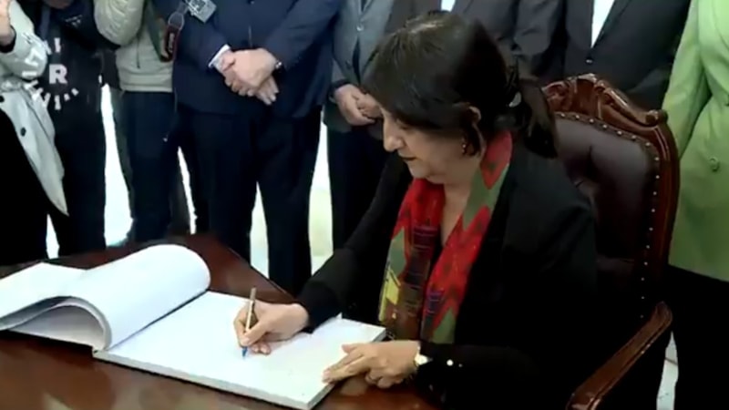 Pervin Buldan'dan Celal Talabani'nin hatıra defterine Türkçe mesaj