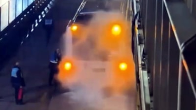 Avcılar'da dumanlar yükselen metrobüs boşaltıldı
