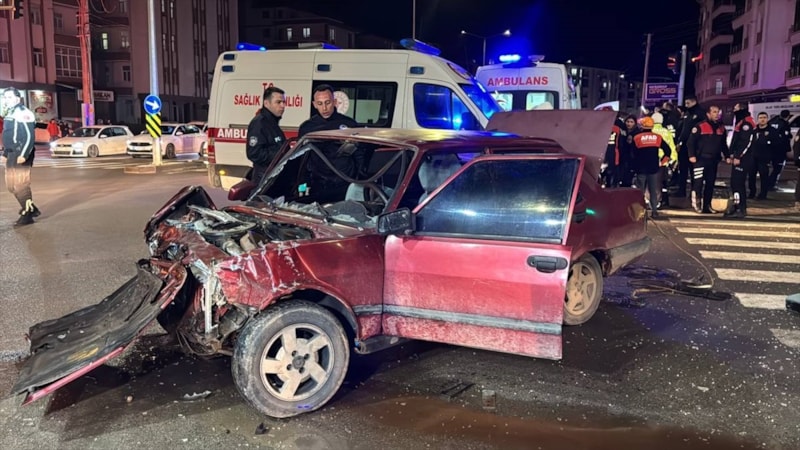 Aksaray'da otomobil ile hafif ticari araç çarpıştı: 4 yaralı