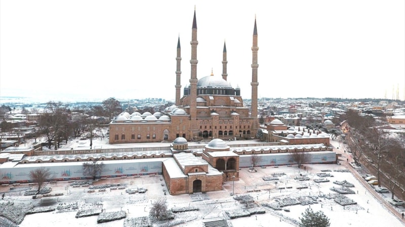 Edirne'de kar: Selimiye Camisi kar altında görüntülendi