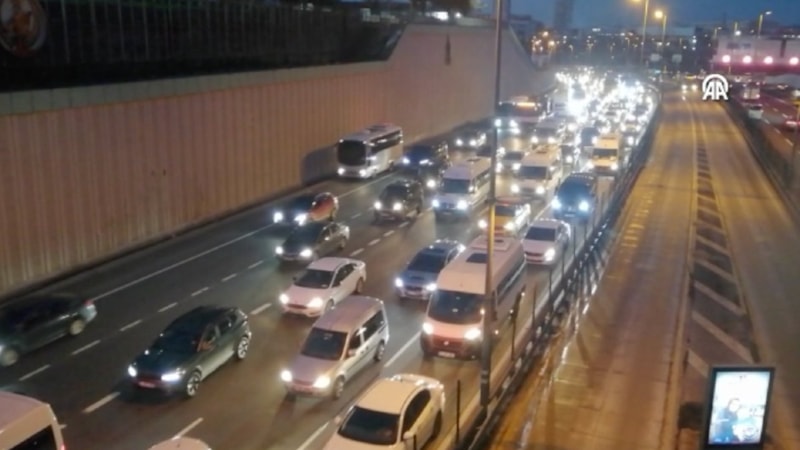 İstanbul'da kar yağışı başladı: Trafikte yoğunluk yaşanıyor