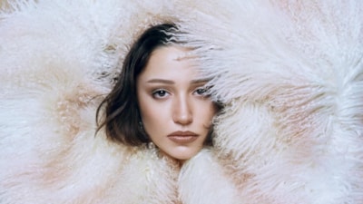 Şarkıcı Zeynep Bastık'tan dans performansı! Videoya yorum yağdı