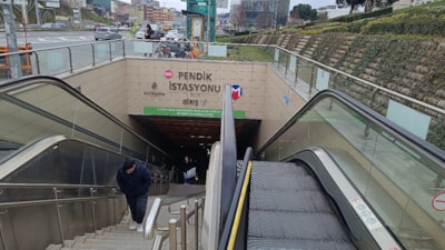 İstanbul'da metroda yürüyen merdiven faciası: Yaşlı kadının parmakları koptu