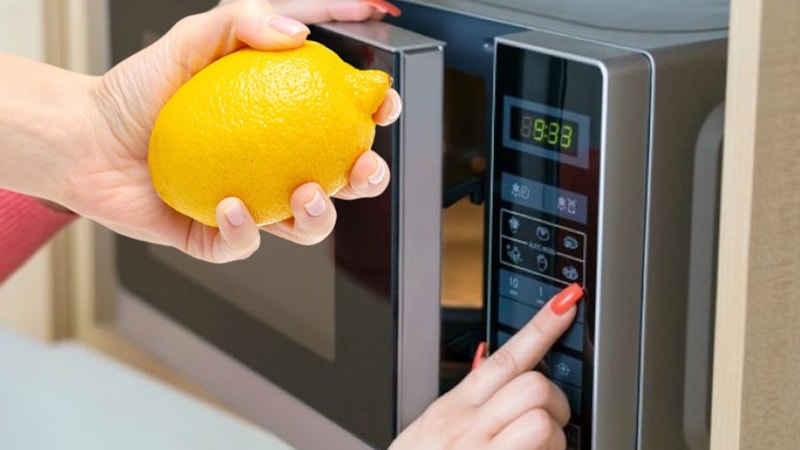 Limonu mikrodalgaya atan o etkiyi garantiliyor, 20 saniye yetiyor