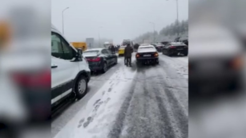 İstanbul'da Şile Otoyolu'nda ulaşıma kar engeli