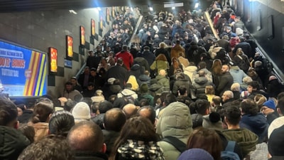 İstanbul'da metro istasyonlarında kar yoğunluğu