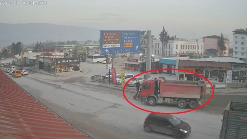 Hatay'da motosiklet sürücüsünün öldüğü feci kaza kamerada