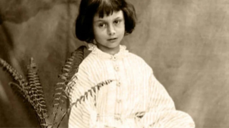 Lewis Carroll'un yazdığı Alice Harikalar Diyarında, küçük bir kızın sıra dışı maceraları