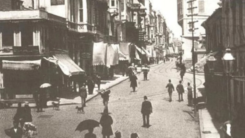 Tanzimat edebiyatındaki Batı özentisi ve buna karşılık özentiyi eleştiren yaklaşımlar