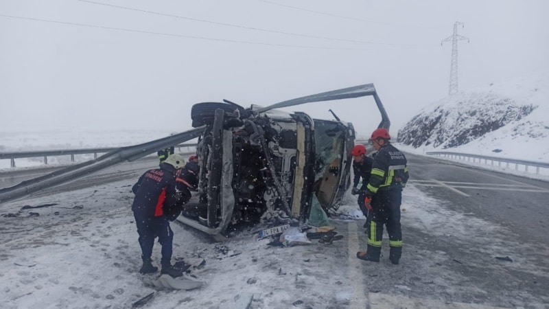 Elazığ'da karda kayan kamyonet devrildi