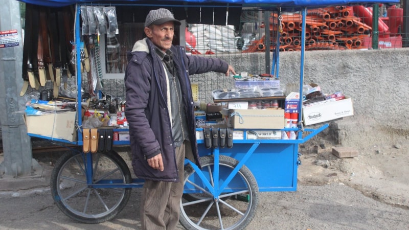 Kayseri'de 62 yaşındaki Ali Sert 40 yıldır seyyar çakmak tamiri yapıyor