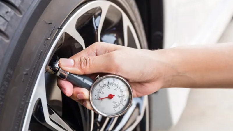 Arabaya binmeden kontrol edin! Lastik basıncının düşmesi…