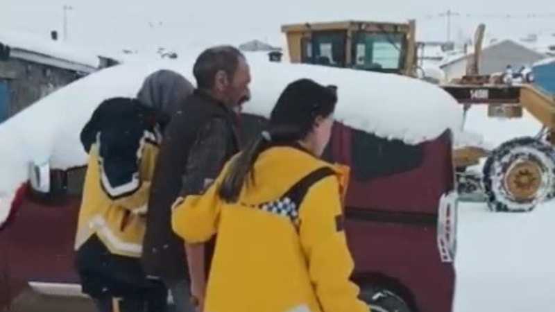 Kars'ta köyde mahsur kalan hastanın imdadına ekipler yetişti