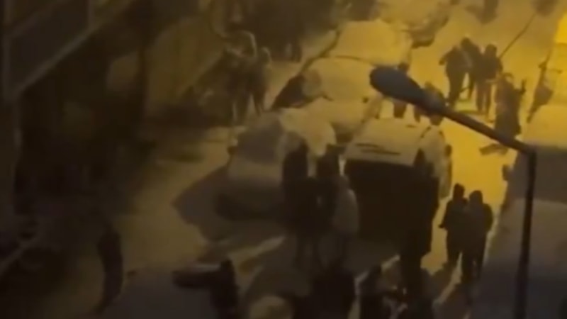 İstanbul'da yağan kar, vatandaşları sevince boğdu: Karı gören sokağa koştu