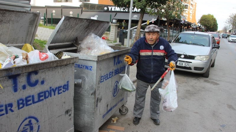 Aydın'da yaşlı adam artan israfa dayanamadığı için çöp karıştırıyor
