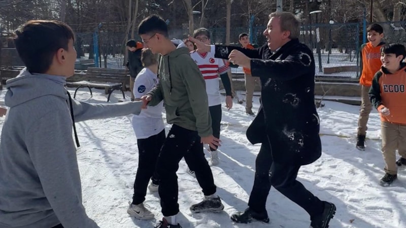 Erzincan'da keyifli anlar: Öğrenciler Vali Hamza Aydoğdu'yu kar topuna tuttu