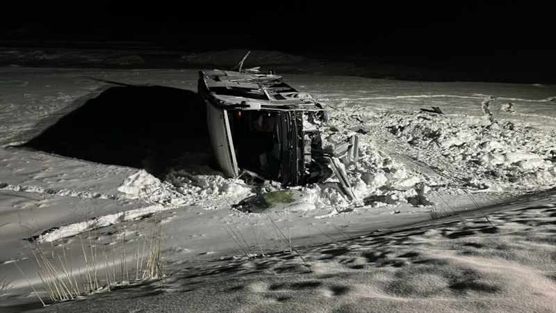 Erzurum'da yolcu otobüsü araziye devrildi