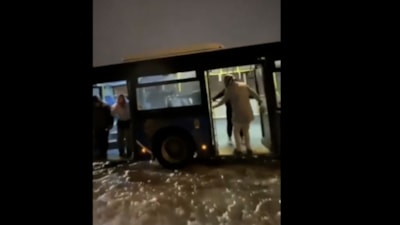 CHP'li Etimesgut Belediyesi yolları temizlemedi: Zıplayarak otobüsü ilerletmeye çalıştılar