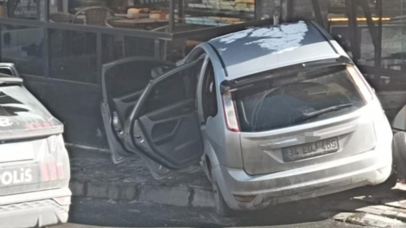 İstanbul'da polis uygulamasından kaçan araç, pastaneye girdi