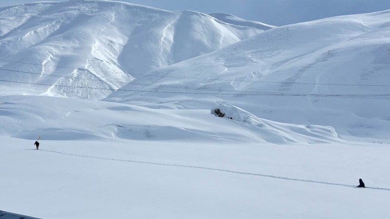 Hakkari'de içme suyu şebekesinin üzerine çığ düştü