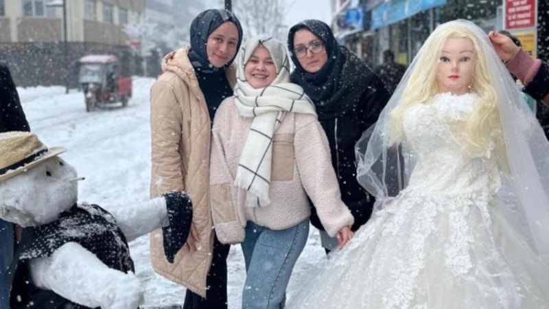 Düzce'de kardan gelin ile damat yapıp altın taktılar