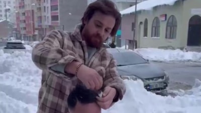 Muş'ta berber müşteriyi karlı havada tıraş etti