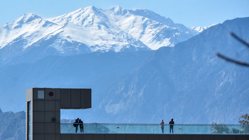 Güneşi kaçırmayan Antalyalılar karlı dağ manzarasında yürüyüş yapıyor