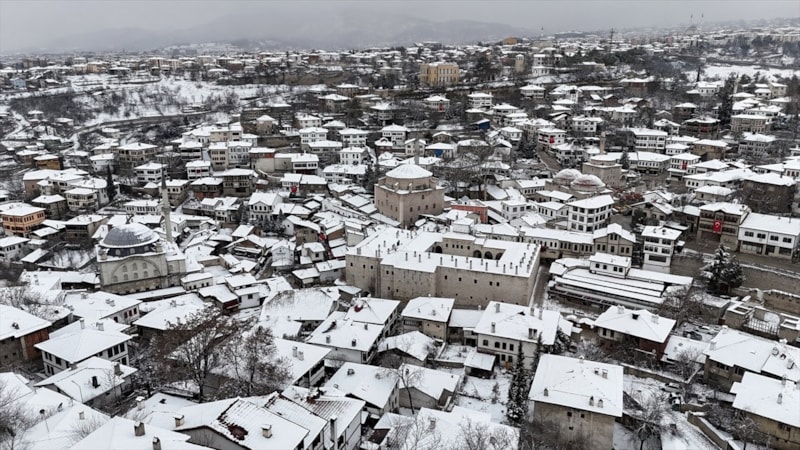 Karabük Safranbolu'nun tarihi yapıları karla kaplandı