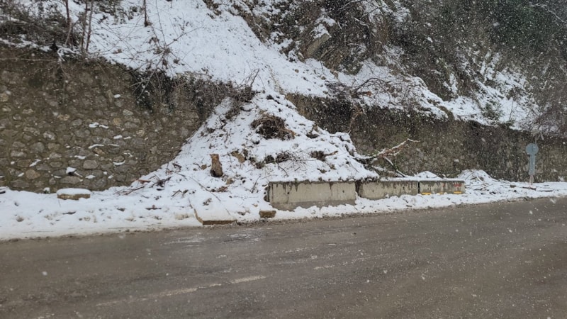 Kastamonu'da dağdan kopan taşlar yola düştü: 3 bina boşaltıldı