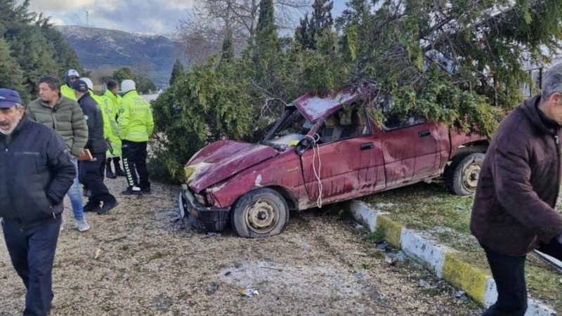 Balıkesir'de çaldığı kamyonetle kaza yapan şahıs başka bir aracı çalarak kaçtı