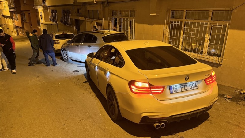 Bursa'da ehliyetsiz ve alkollü sürücü park halindeki 3 otomobile çarptı