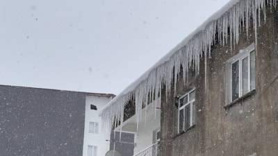 Bitlis'te çatılardaki buz sarkıtları tehlike saçıyor
