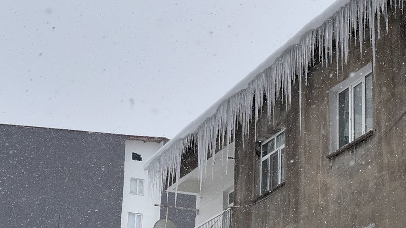 Bitlis'te çatılardaki buz sarkıtları tehlike saçıyor